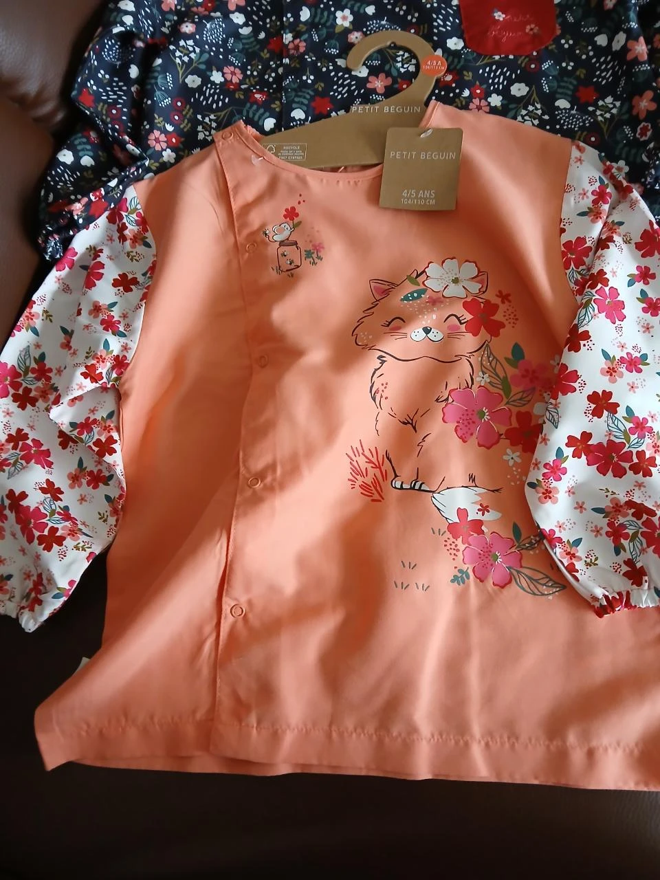 Lote de 2 blusas avental pintura menina Petit Beguin 104/110cm 4/5 anos – photo 2